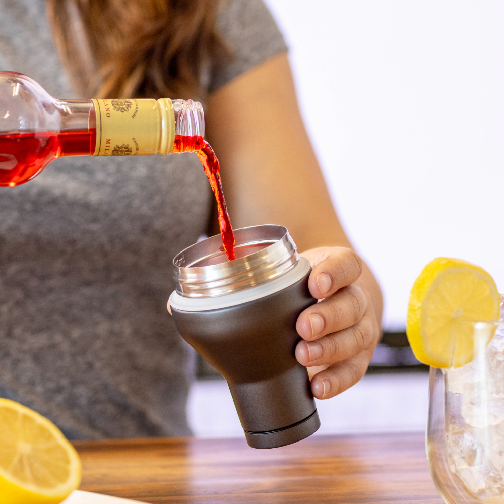 cocktail-shaker-lid-e7 Cocktail_Shaker_lifestyle_2_b714e13d-dd84-4844-956f-11cddc294041.png